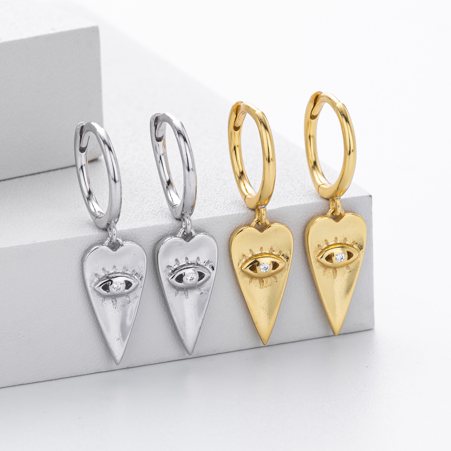 Damen Ohrringe mit herzförmigem Anhänger und schützendem Augenmotiv Shop Nory