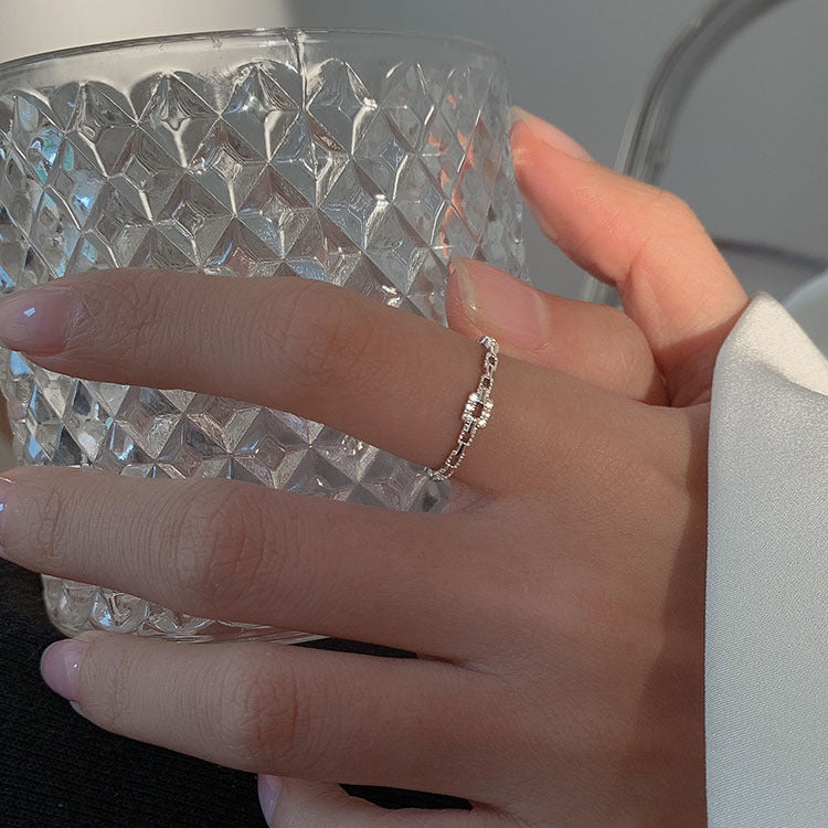Damen filigraner Ring mit kunstvoll gestaltetem Zirkonia-Akzent Shop Nory