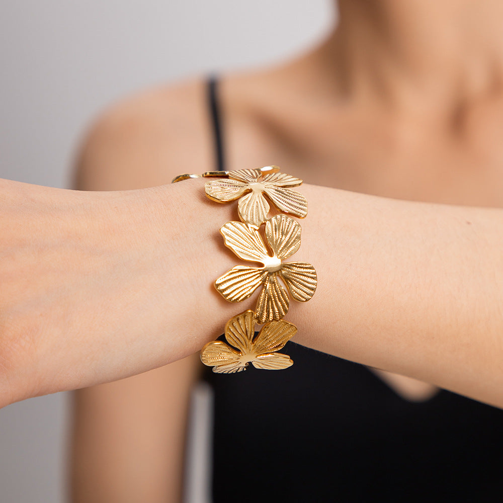 Damen Offenes Armreif mit floralem Design aus hochwertigem Edelstahl Shop Nory