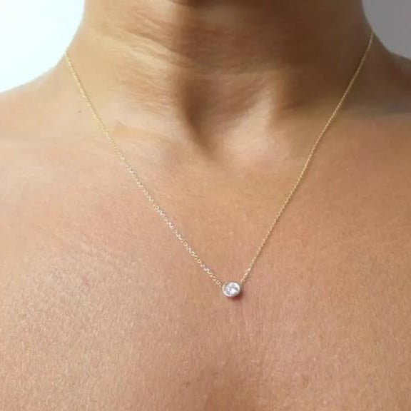 Damen Halskette mit funkelndem Zirkonia-Anhänger und feiner Goldkette Shop Nory