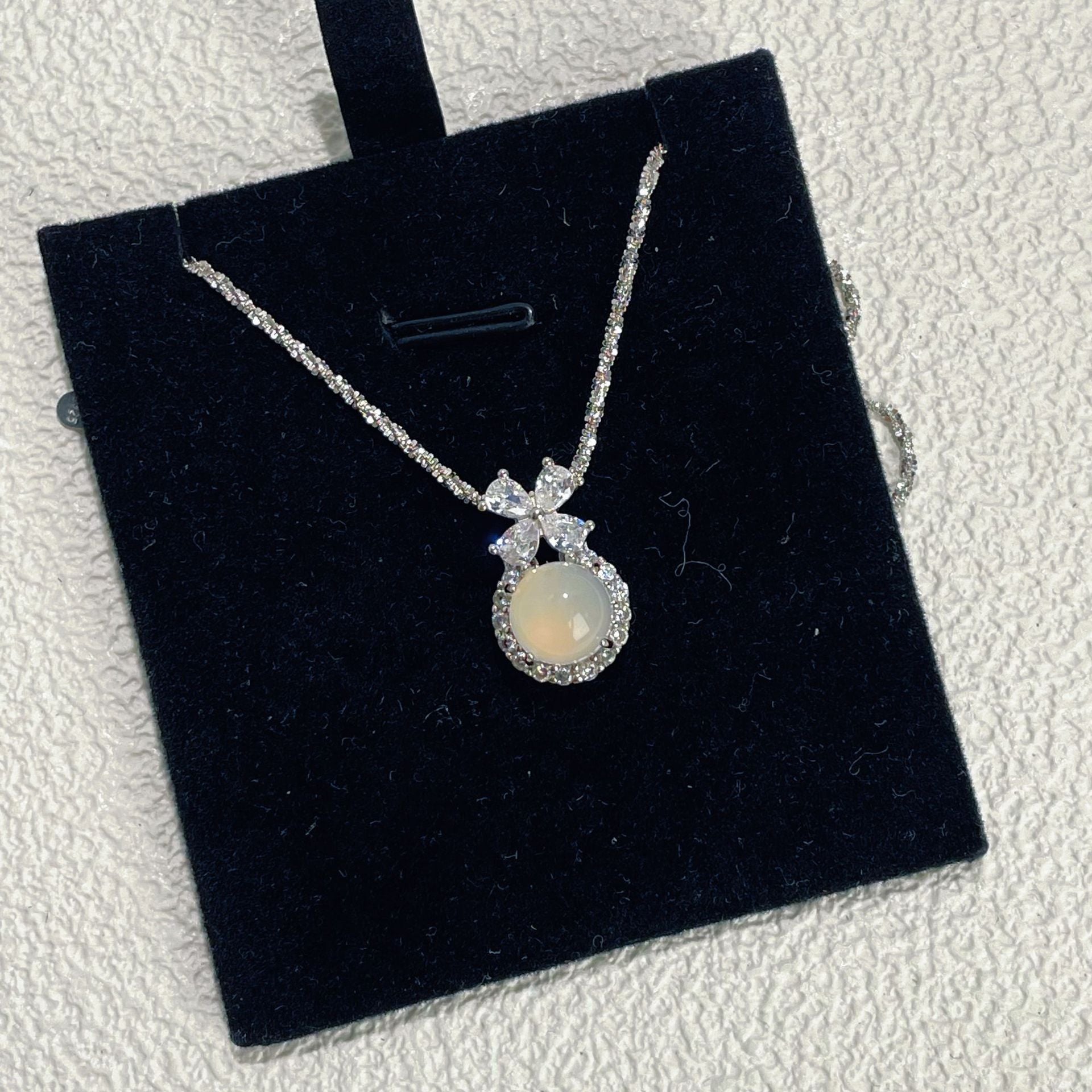 Damen elegante Halskette mit funkelndem Anhänger aus Halbedelstein Shop Nory