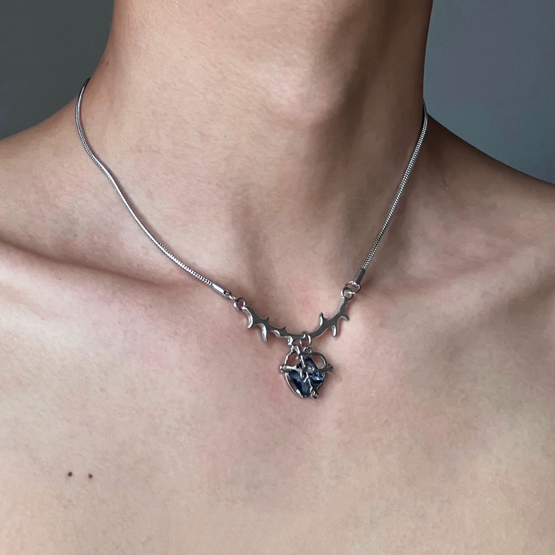 Damen Halskette mit filigranem Herzanhänger und stylischem Kettendesign Shop Nory