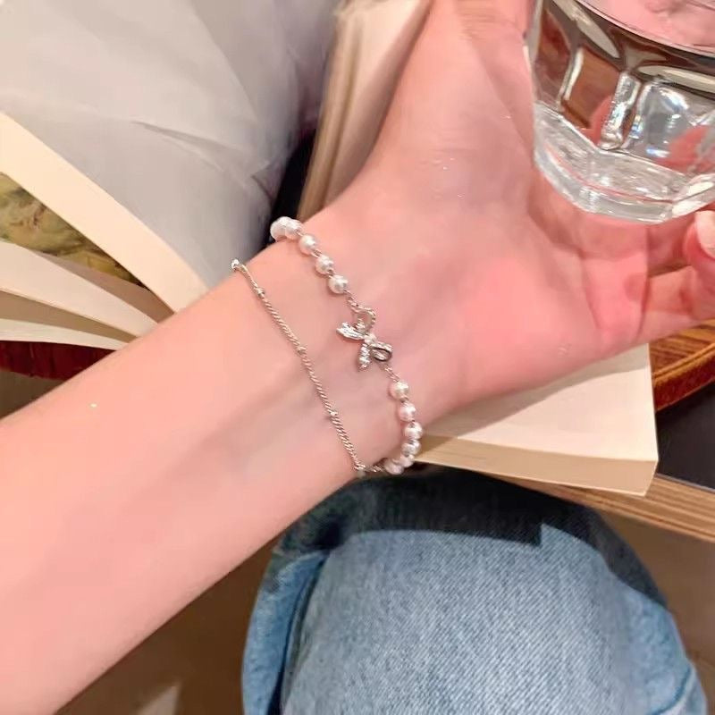 Damen Armband mit zartem Perlendetail und charmantem Anhänger Shop Nory