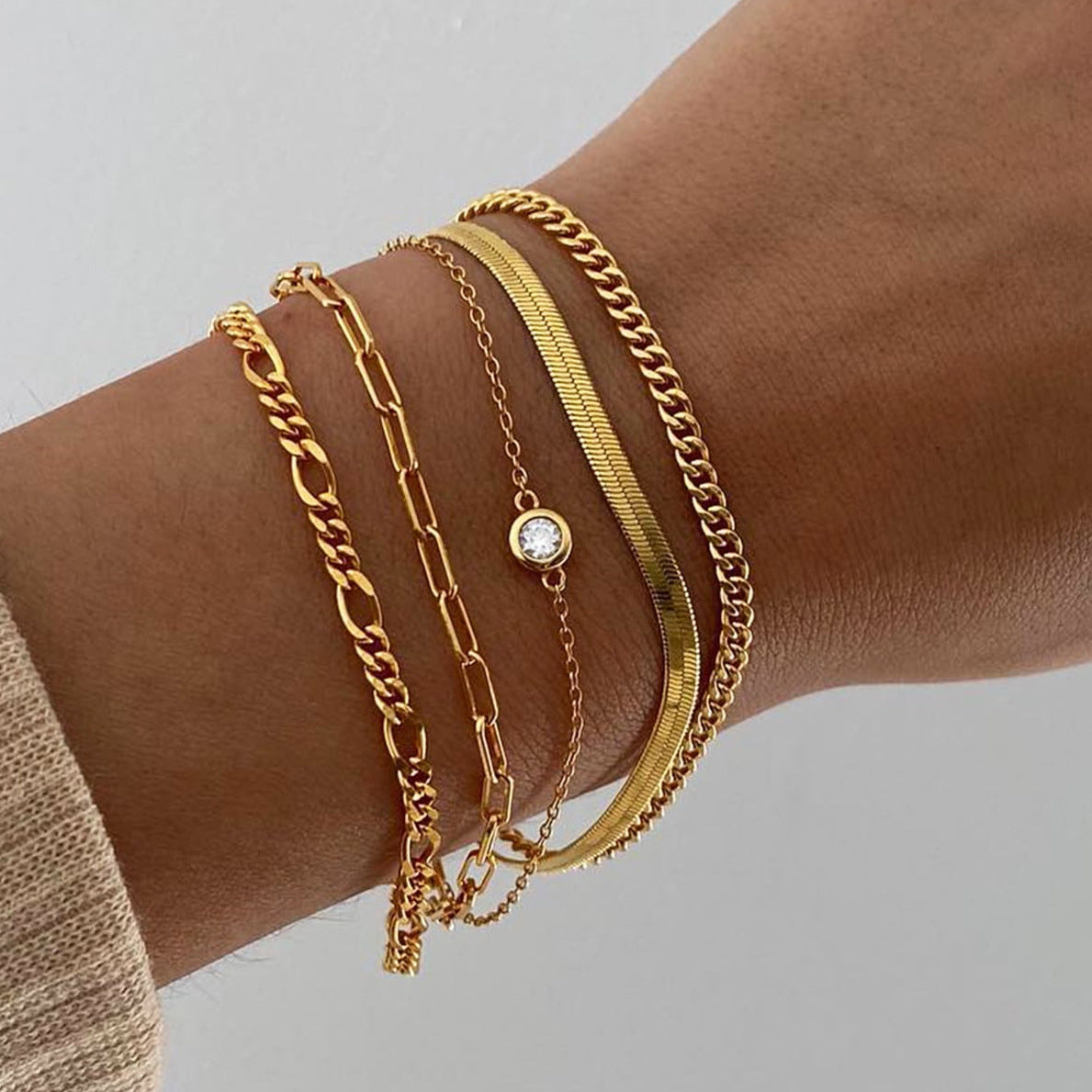 Damen-Armband-Set mit eleganten, mehrlagigen Ketten und feinen Details Shop Nory