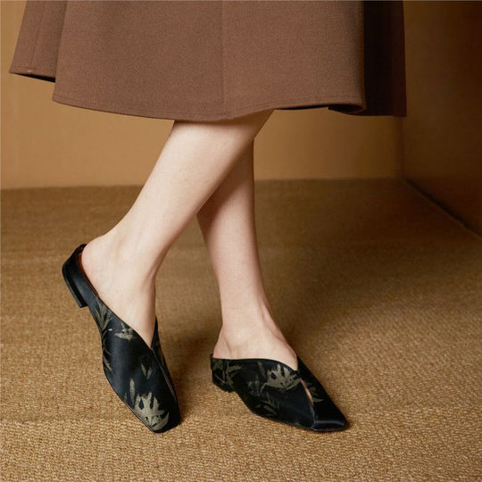 Damen fersenfreie spitz zulaufende Jacquard-Mules mit floralem Metallic‑Muster und flachem Absatz Shop Nory