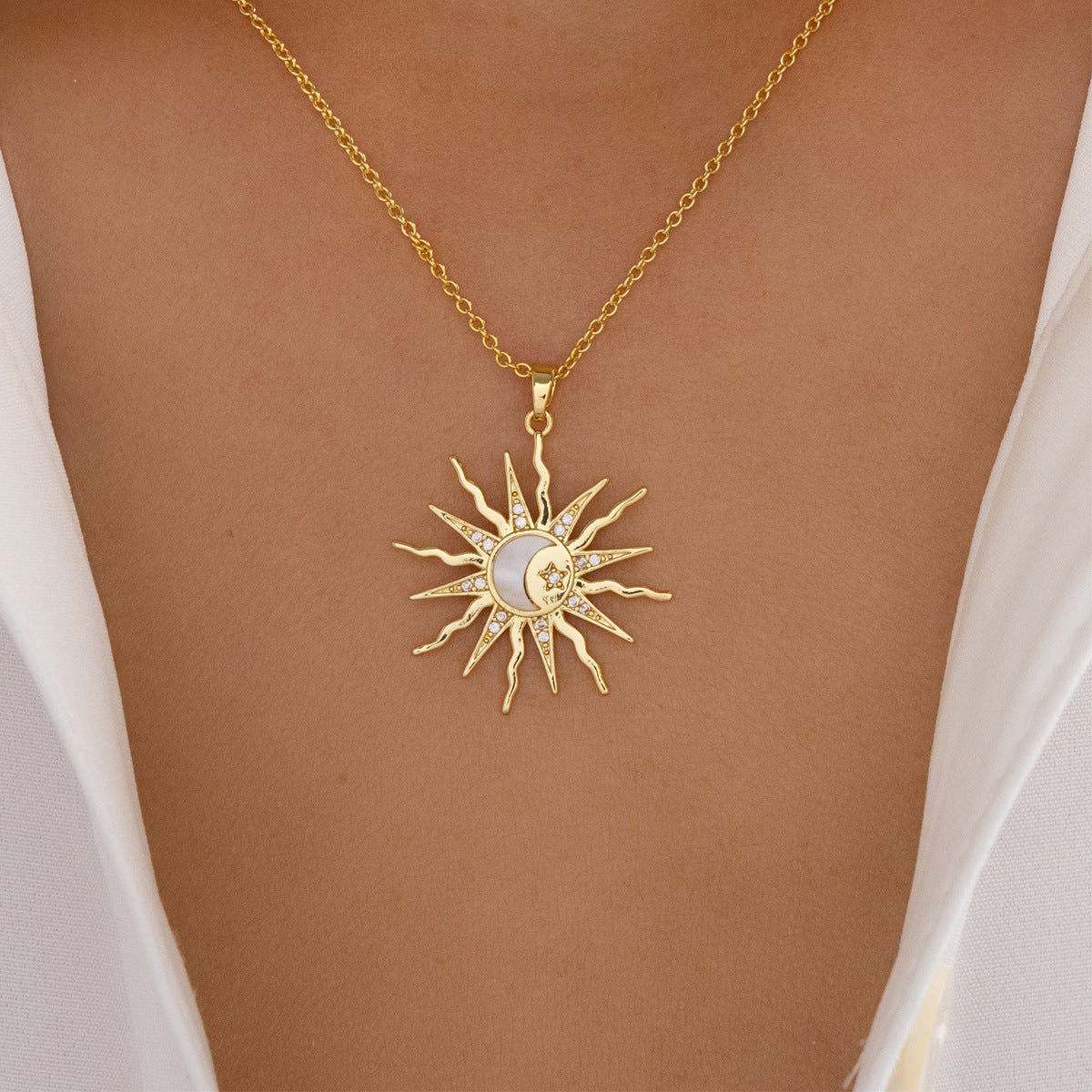 Damen Halskette mit strahlendem Sonnen-Anhänger aus hochwertigem Material Shop Nory