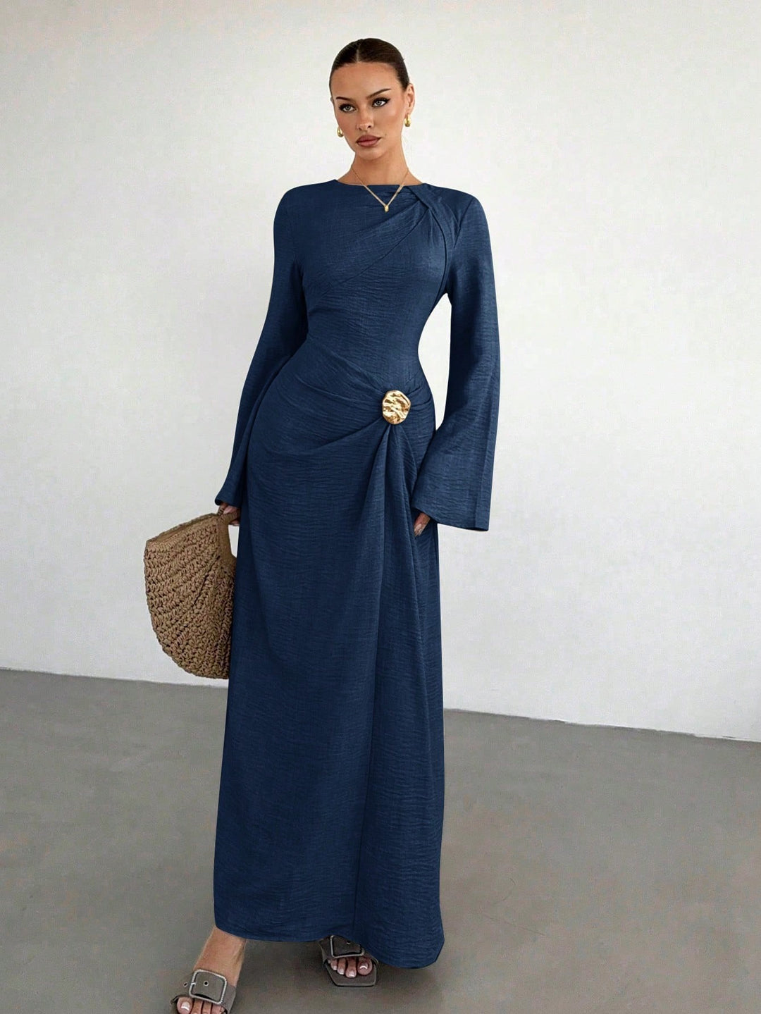 Damen Maxikleid mit Drapierter Taille, langen Glockenärmeln und Zierbrosche Shop Nory