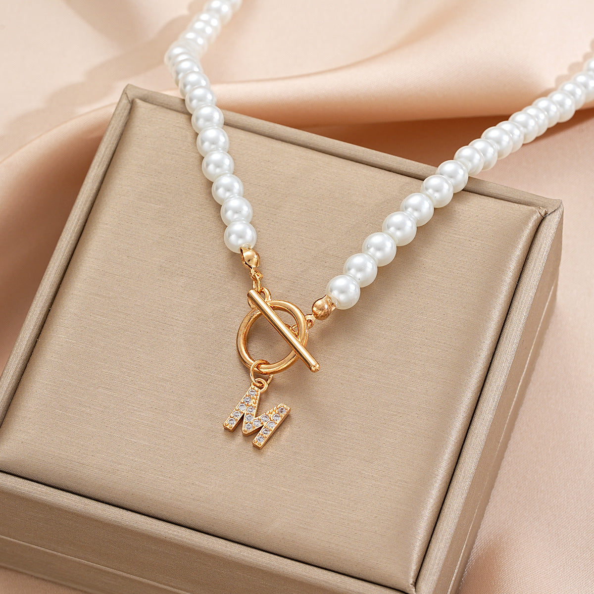 Damen Halskette mit auffälligem Perlen-Design und personalisiertem Anhänger Shop Nory