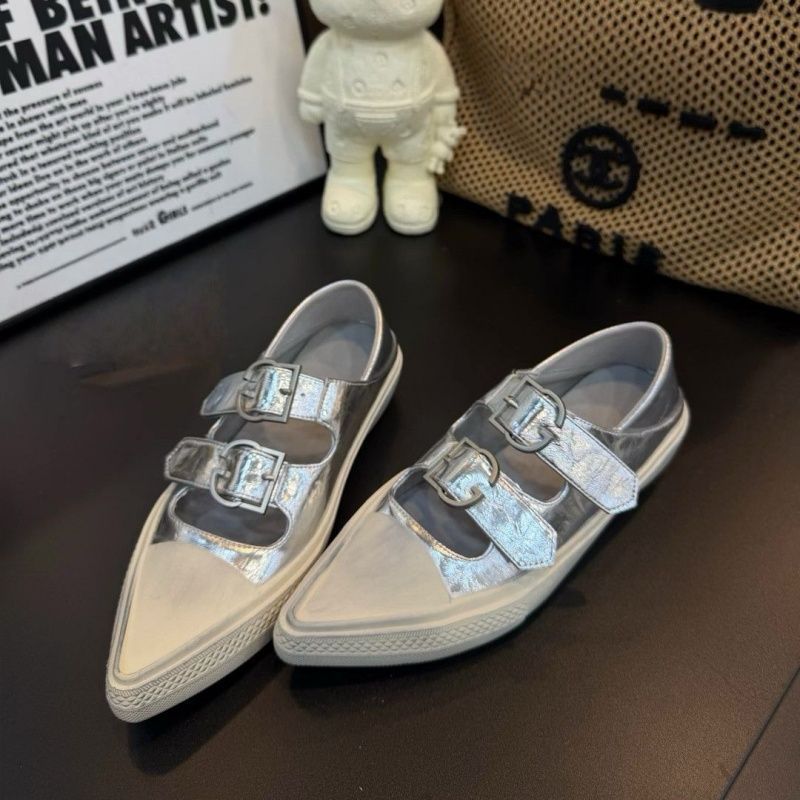 Damen Spitz zulaufende Mule‑Sneaker mit doppelten Schnallenriemen und flacher Plateausohle Shop Nory