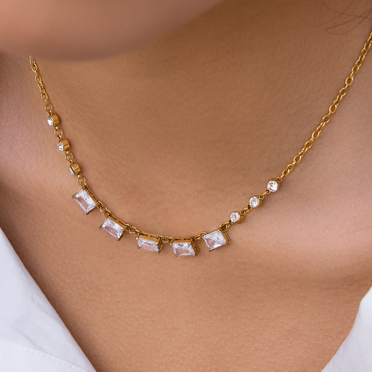 Damen Halskette mit funkelnden Zirkonia-Elementen und verlängerbarem Edelstahlverschluss Shop Nory