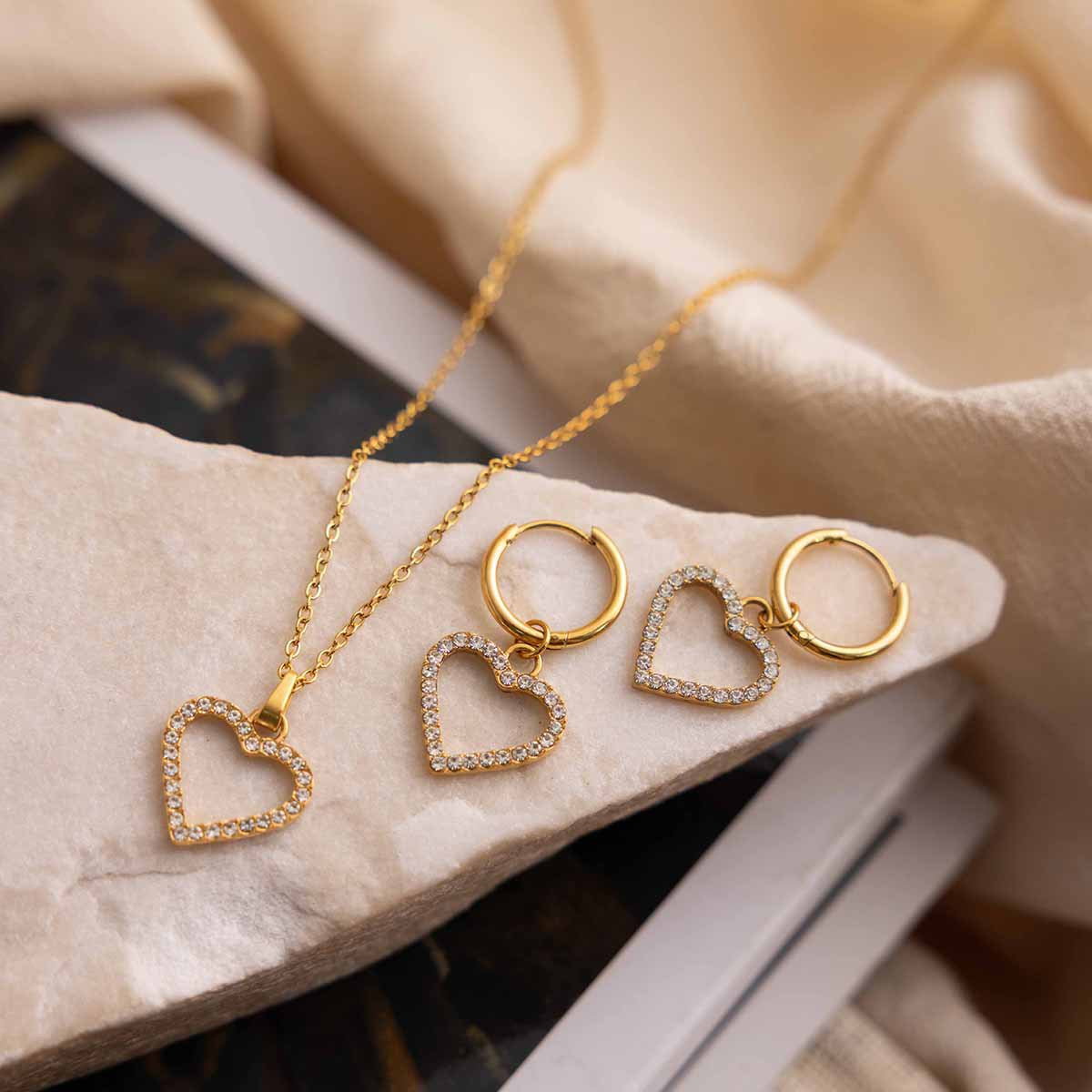 Damen Halskette mit herzförmigem Anhänger und funkelnden Zirkonsteinen Shop Nory