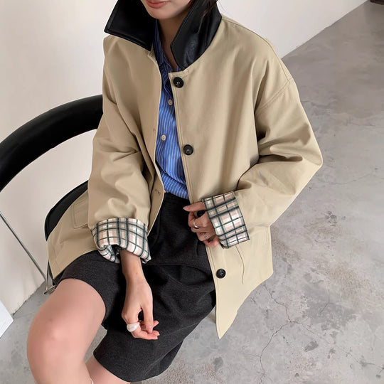 Damen Kurzjacke im Trench‑Stil mit Lederkragen und umschlagbaren Karo‑Manschetten Shop Nory