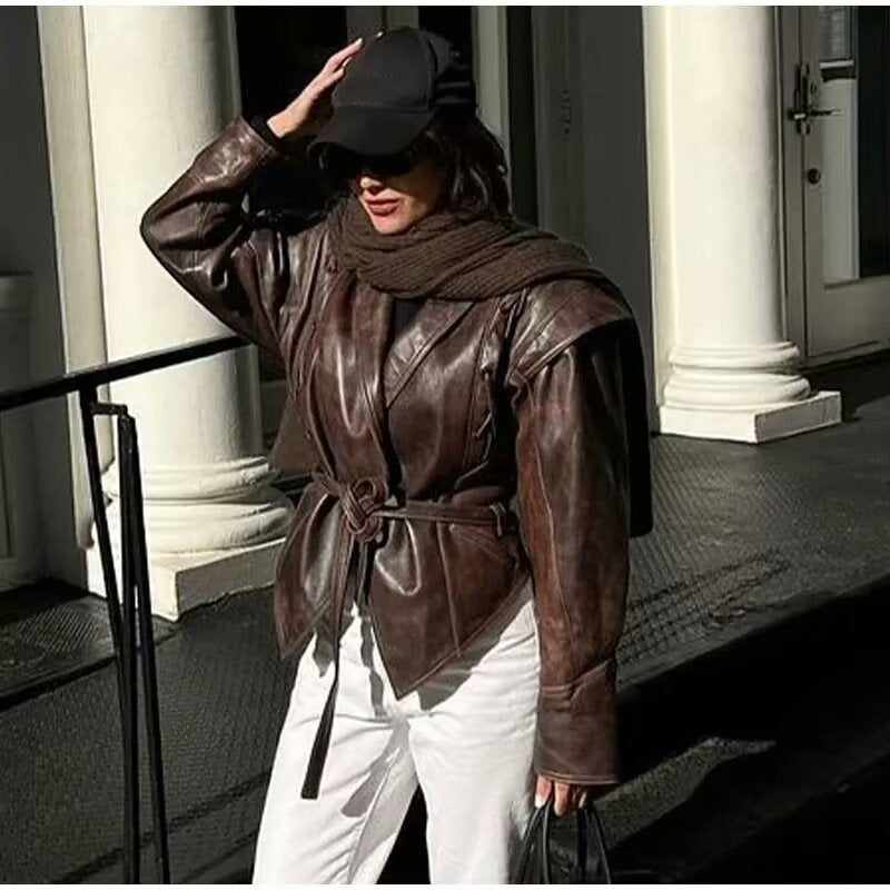 Damen Wickel-Lederjacke mit Taillengürtel, betonter Schulterpartie und femininer Silhouette Shop Nory