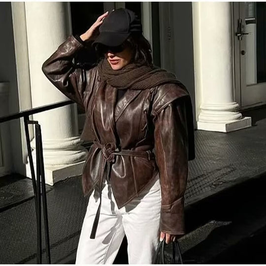 Damen Wickel-Lederjacke mit Taillengürtel, betonter Schulterpartie und femininer Silhouette Shop Nory