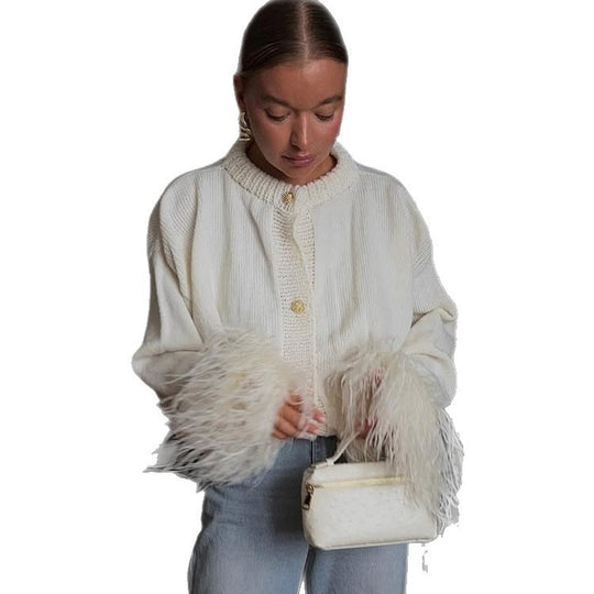 Damen Strickcardigan mit Federbesatz an Ärmelbündchen und goldenen Zierknöpfen Shop Nory