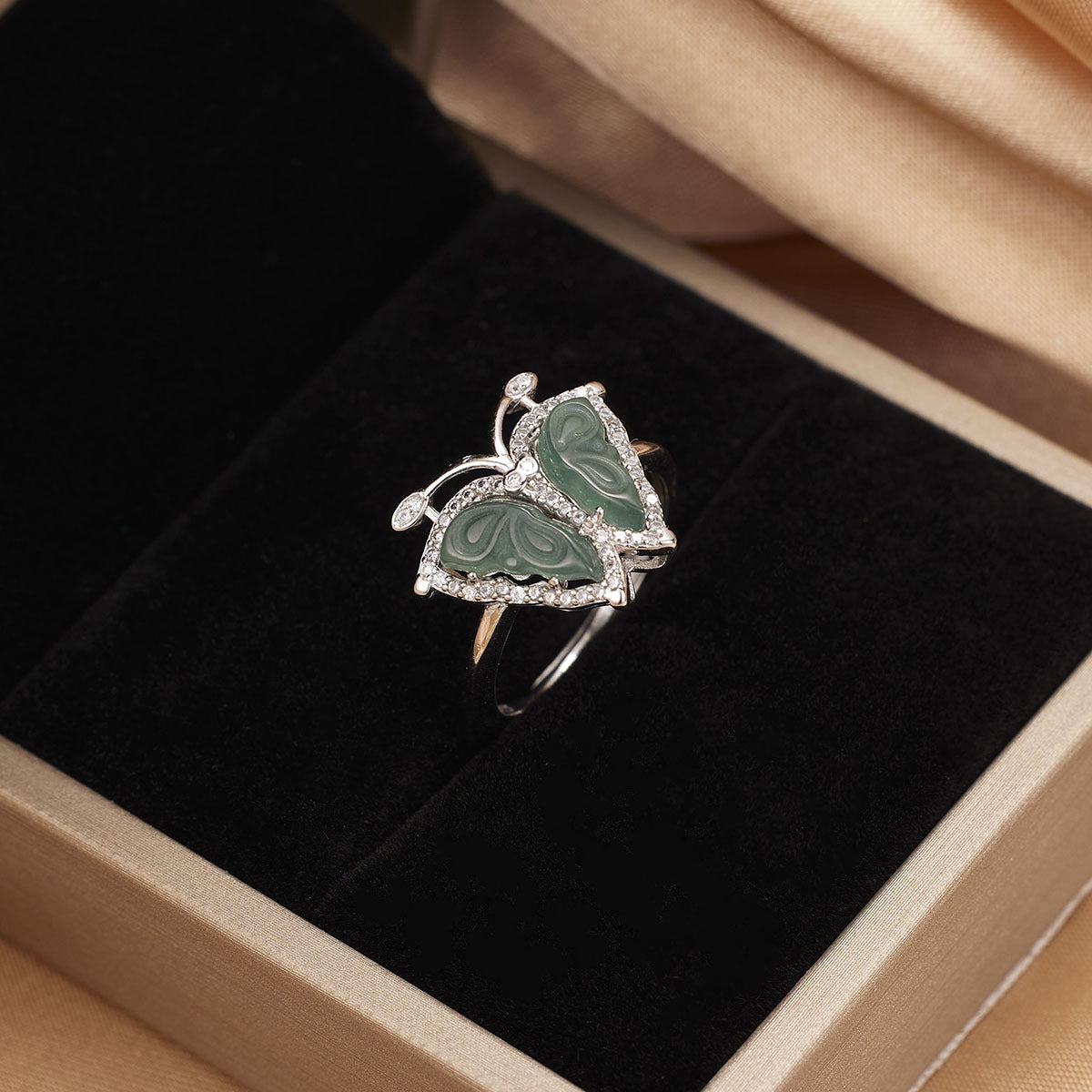 Damen Ring mit kunstvollem Schmetterlingsdesign und hochwertigen grünem Jade Shop Nory
