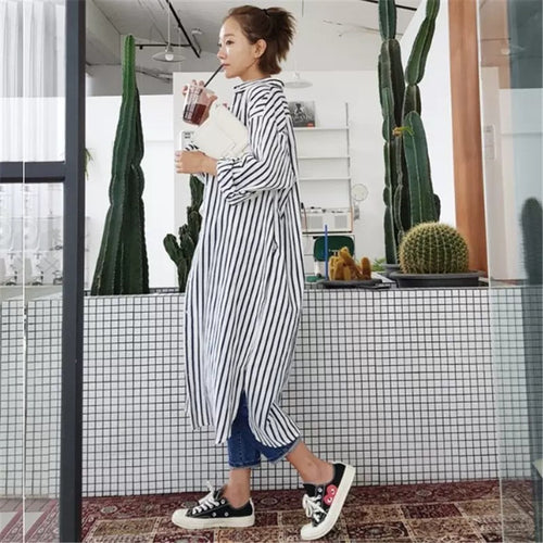 Damen Langes Gestreiftes Hemdmidaxi mit Stehkragen, Oversize‑Schnitt und tiefen Seitenschlitzen Shop Nory