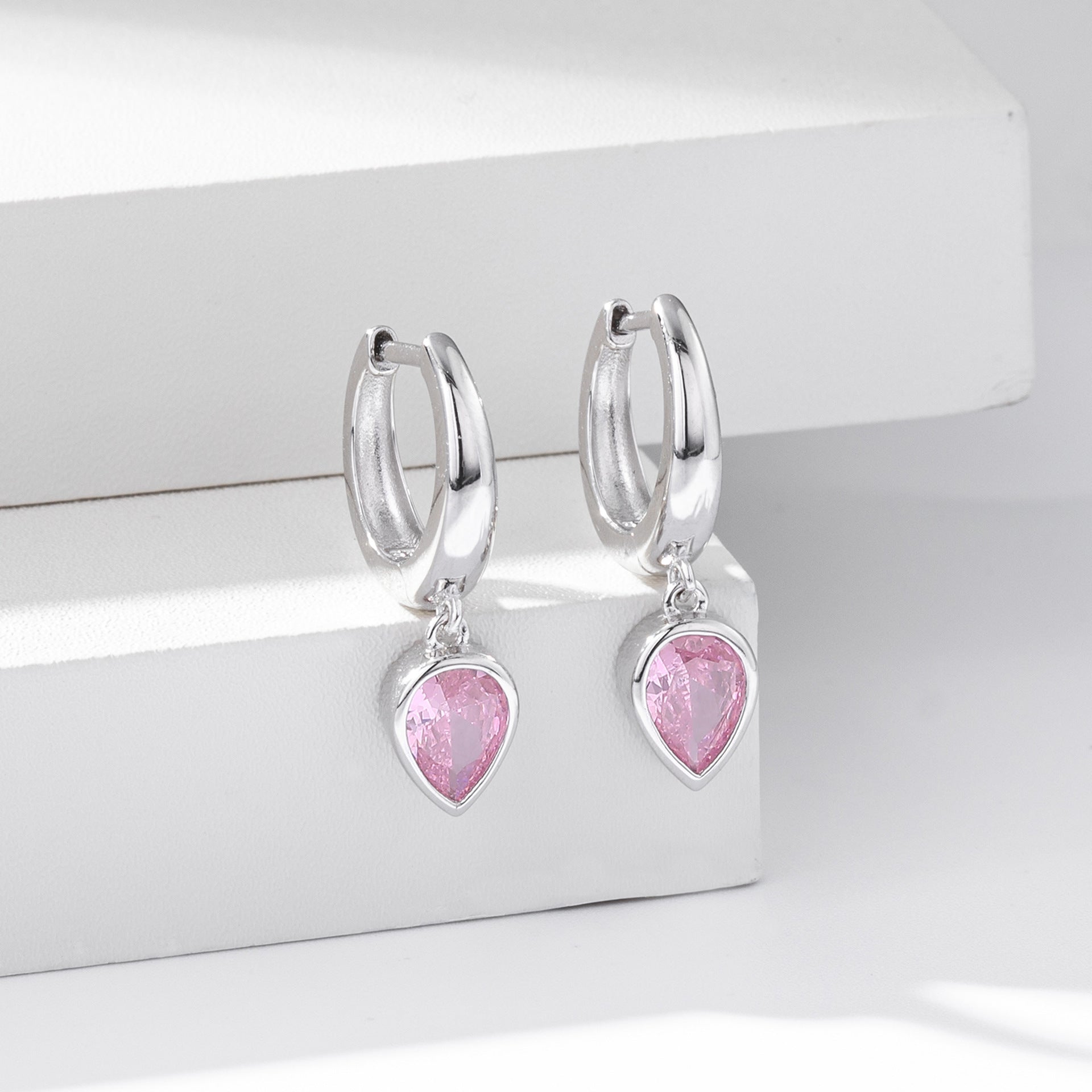 Damen Ohrhänger mit tropfenförmigen Zirkonen und hochwertiger 925 Sterling Silberfassung Shop Nory
