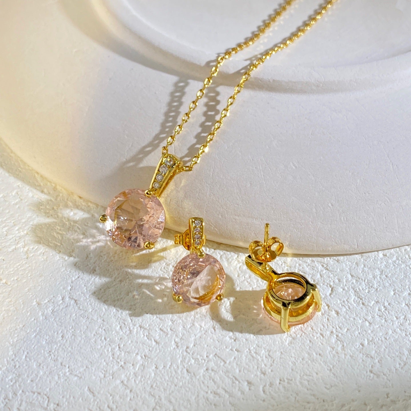 Rund facettiertes Zirkonia-Pendeln Necklace und Ohrstecker-Set mit vergoldeter Krappenfassung und Pavé-Bail