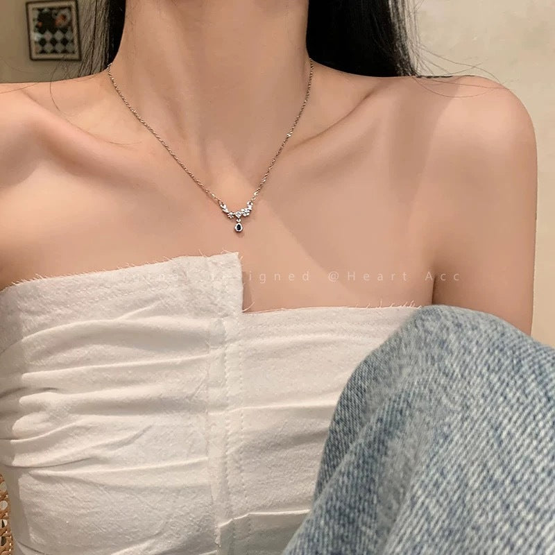 Damen Halskette mit funkelnden Zirkonia und Tropfenanhänger Shop Nory