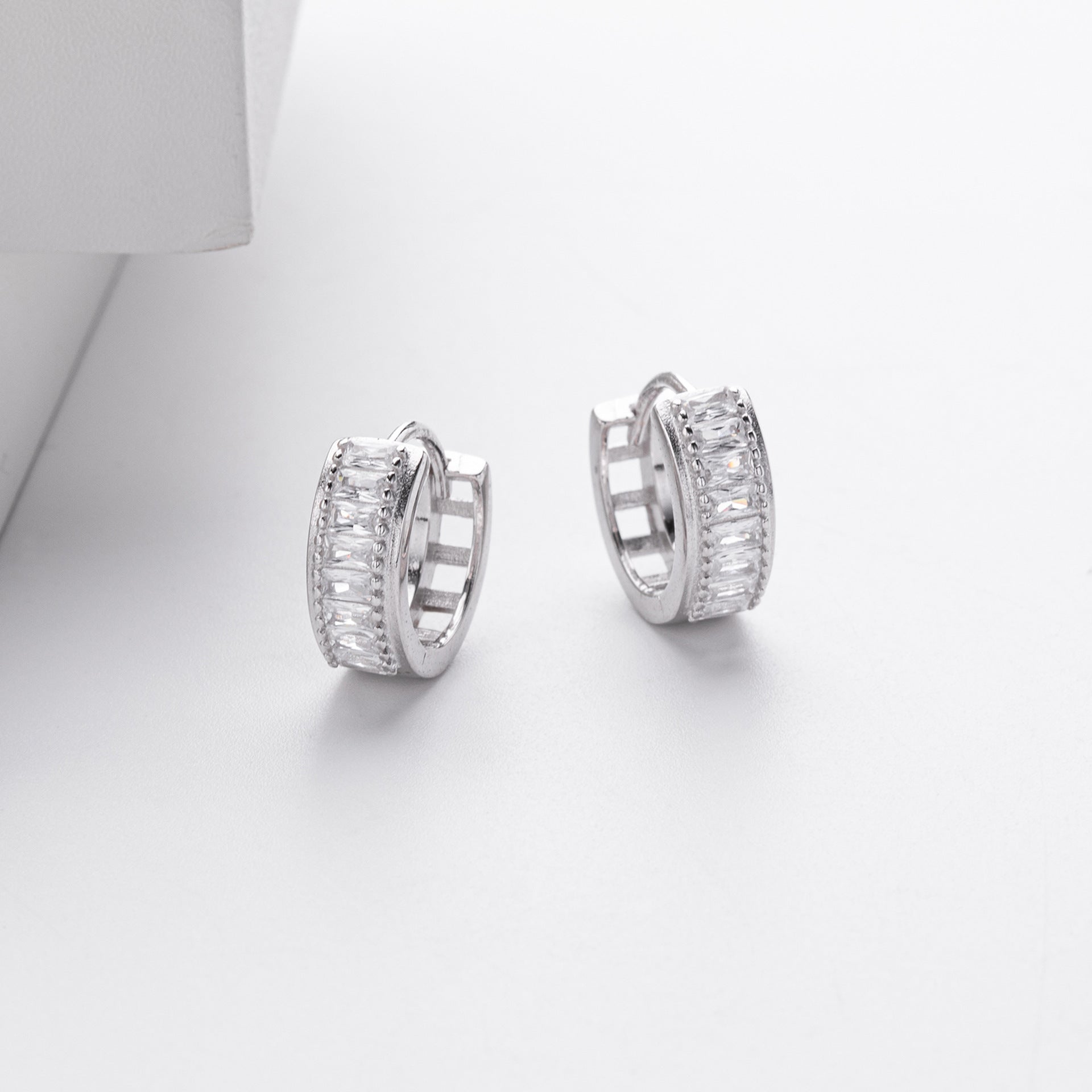 Damen Ohrstecker mit funkelndem Zirkonbesatz aus hochwertigem 925 Sterling Silber Shop Nory
