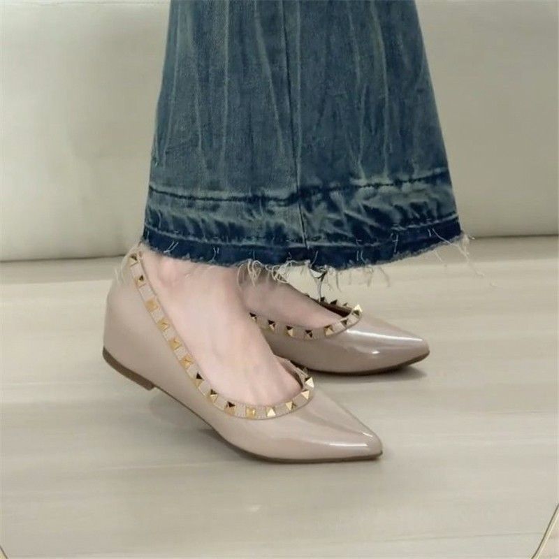Damen Flache spitz zulaufende Lack-Ballerinas mit gepolstertem Komfortfußbett und Nietenblende Shop Nory