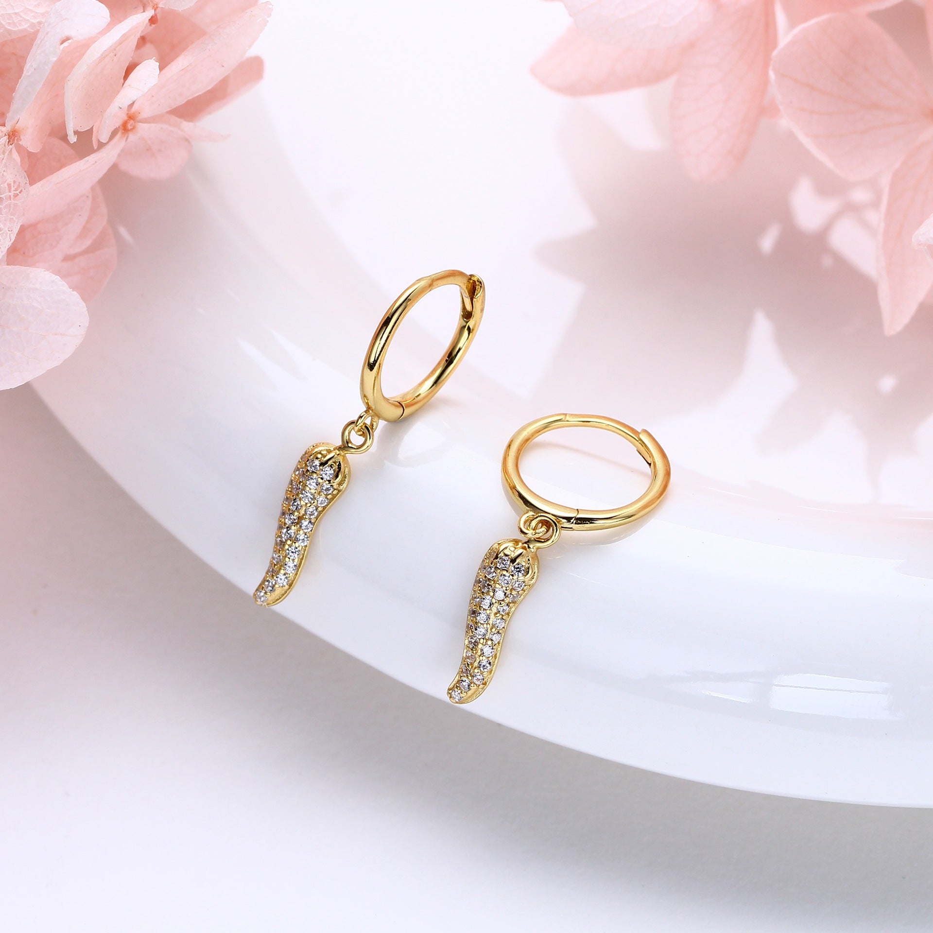 Damen Ohrringe mit funkelnden Zirkonakzenten in elegantem Tropfen-Design Shop Nory