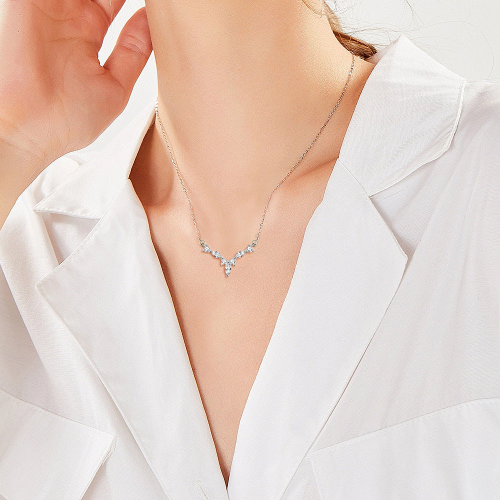 Damen Halskette mit funkelndem Zirkonia-Anhänger im eleganten Design Shop Nory