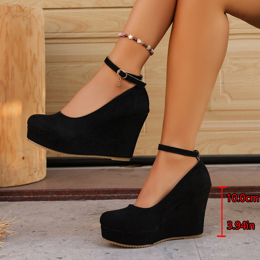 Damen Wedge-Pumps mit zierlichem Riemen und glänzendem Akzent Shopnory