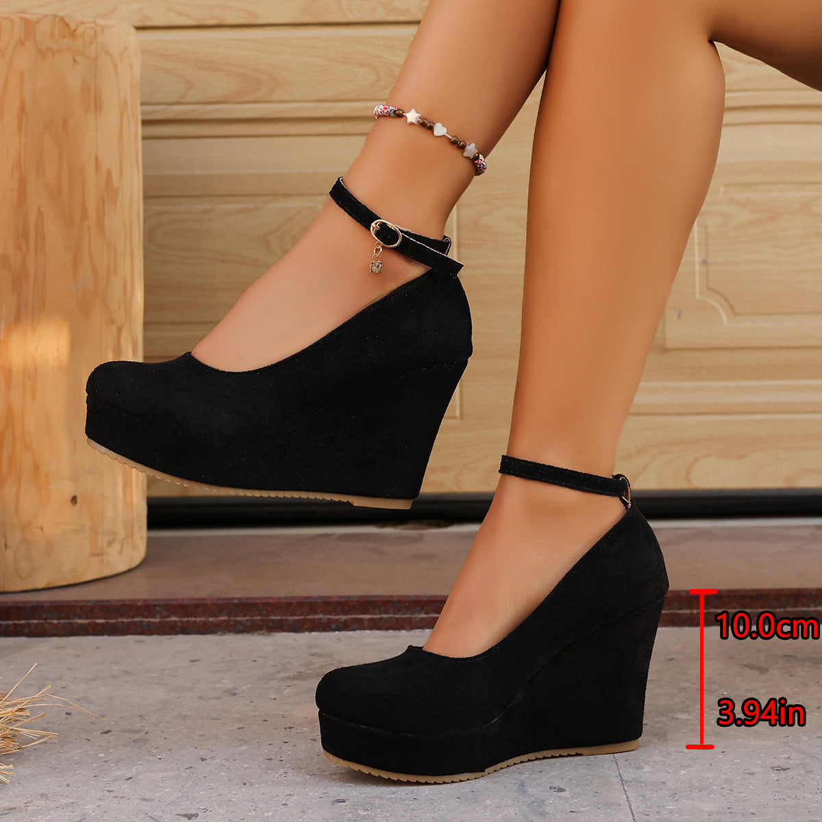 Damen Wedge-Pumps mit zierlichem Riemen und glänzendem Akzent Shopnory