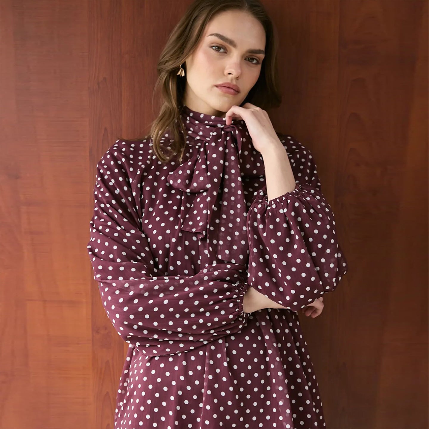 Damen Kleid mit elegantem Stehkragen und verspieltem Punkte-Design