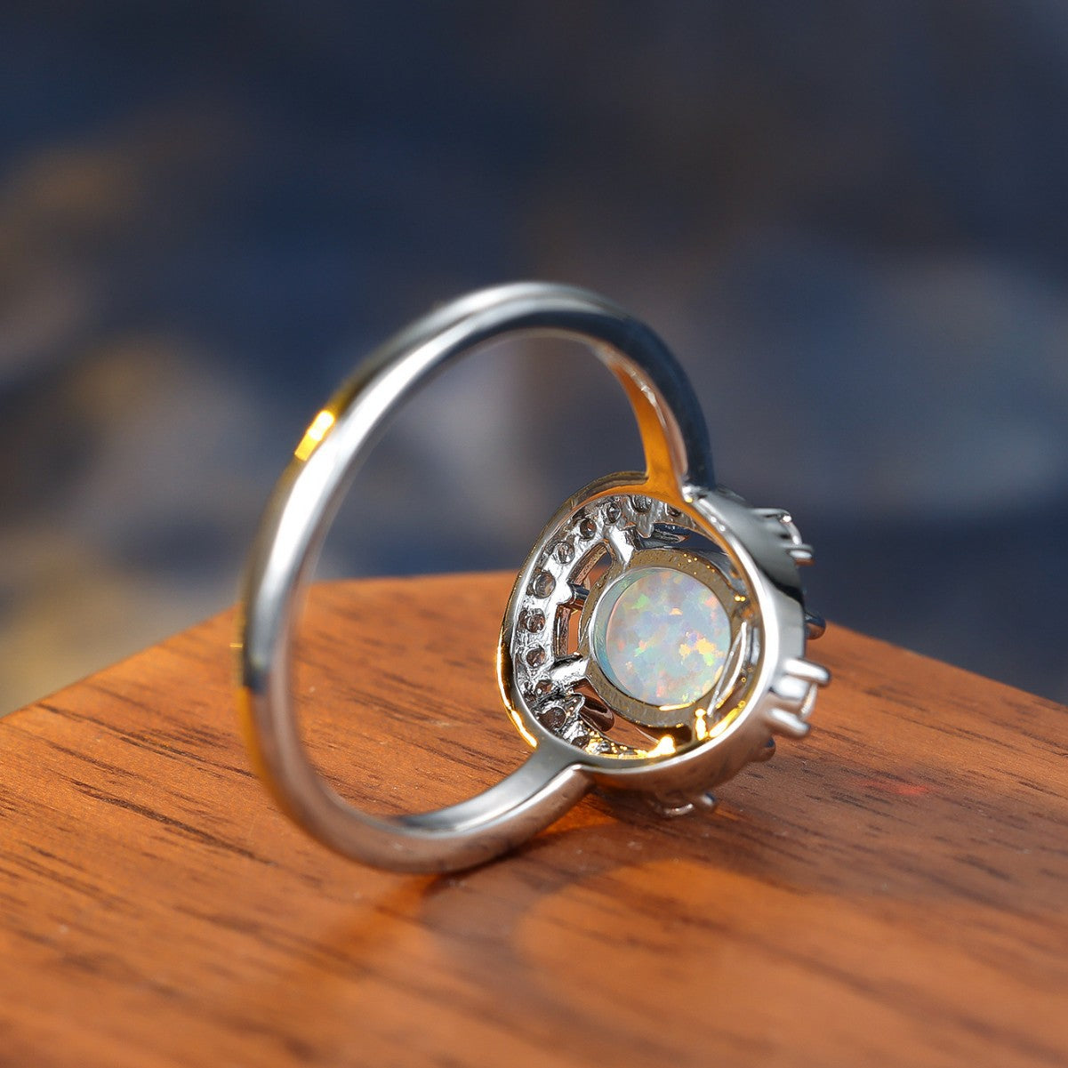 Damen Ring mit funkelndem Opal und eleganter Zirkonia-Verzierung Shop Nory