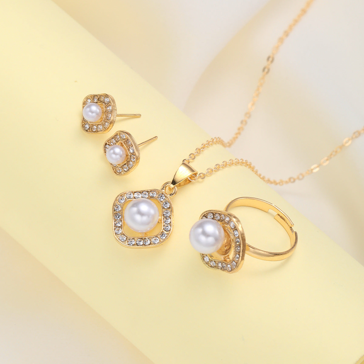 Damen Schmuckset mit luxuriösen Perlen und eleganter Ziersteinfassung Shop Nory