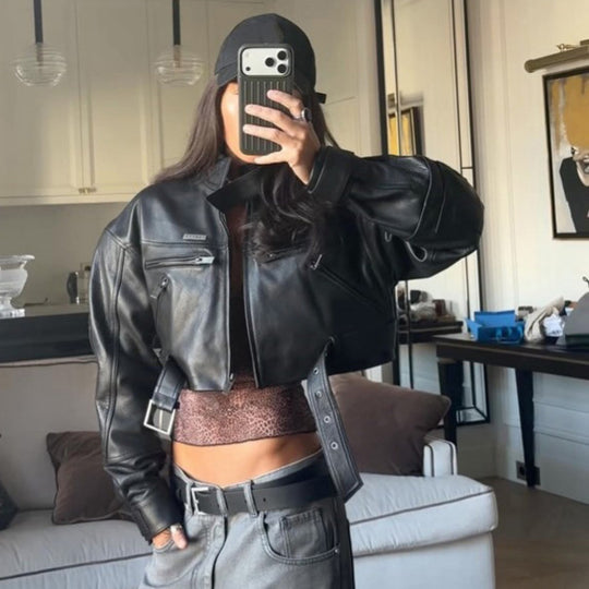 Damen Cropped Boxy-Bikerjacke aus veganem Leder mit hohem Stehkragen, Reißverschlusstaschen & Schnallen-Detail Shop Nory
