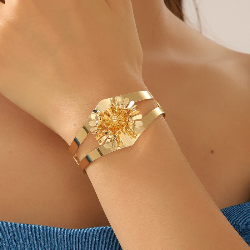 Damen Offener Armreif mit elegant geschwungenem Design Shop Nory
