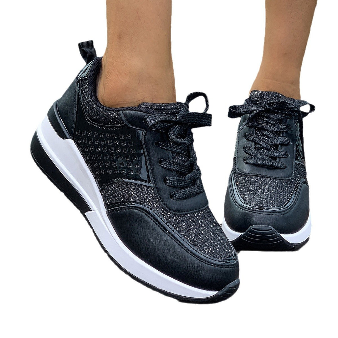 Damen stylische Keil-Sneaker mit metallischer Optik großflächigen Ziersteinen und gepolstertem Komfortfußbett Shop Nory