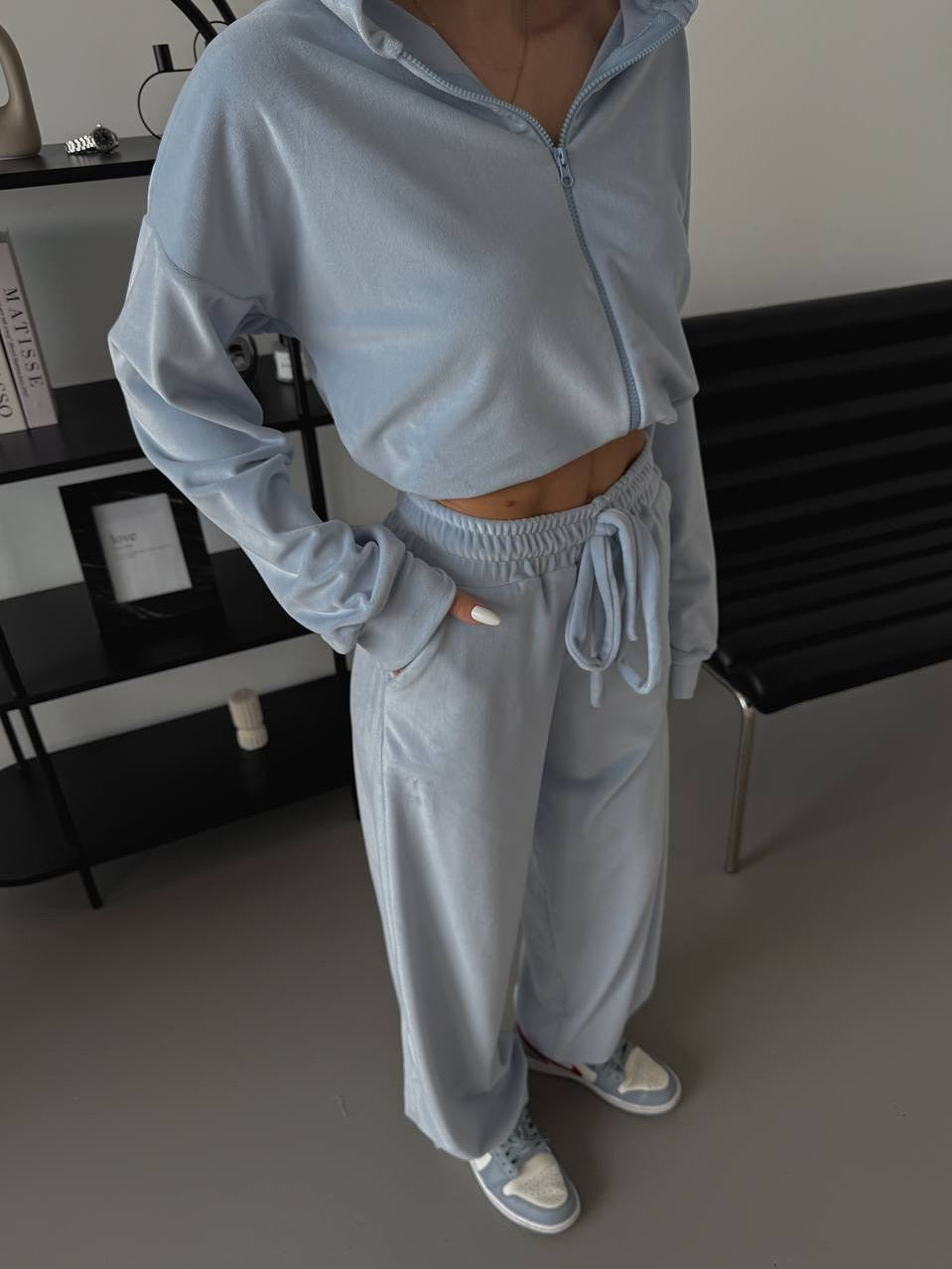 Damen Zweiteiliges Samt-Loungewear-Set mit Cropped-Zipjacke und weiter High-Waist-Sweathose Shop Nory