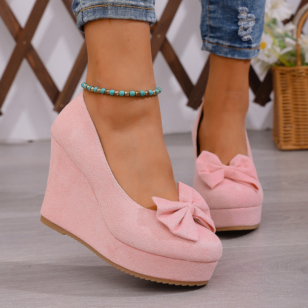Damen Wedge-Pumps mit zierlichem Riemen und glänzendem Akzent Shopnory