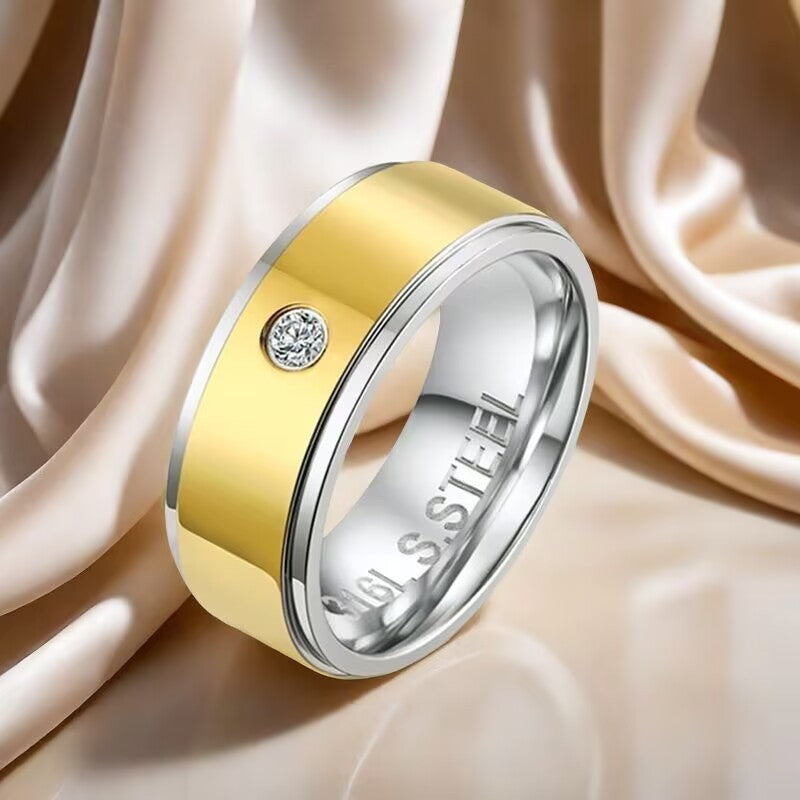 Herren Ring mit hochwertiger Edelstahl- und Goldakzentoberfläche sowie funkelndem Zirkonia-Shop Nory