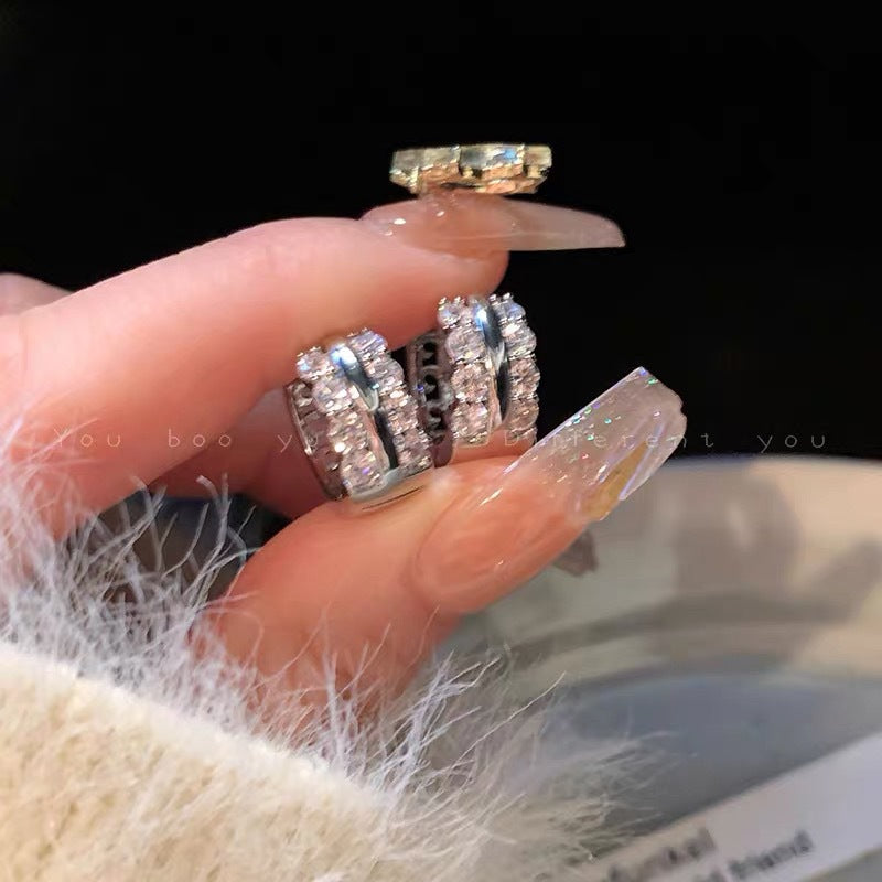 Damen Zarte Ohrstecker mit funkelnden Zirkonia Akzenten Shop Nory