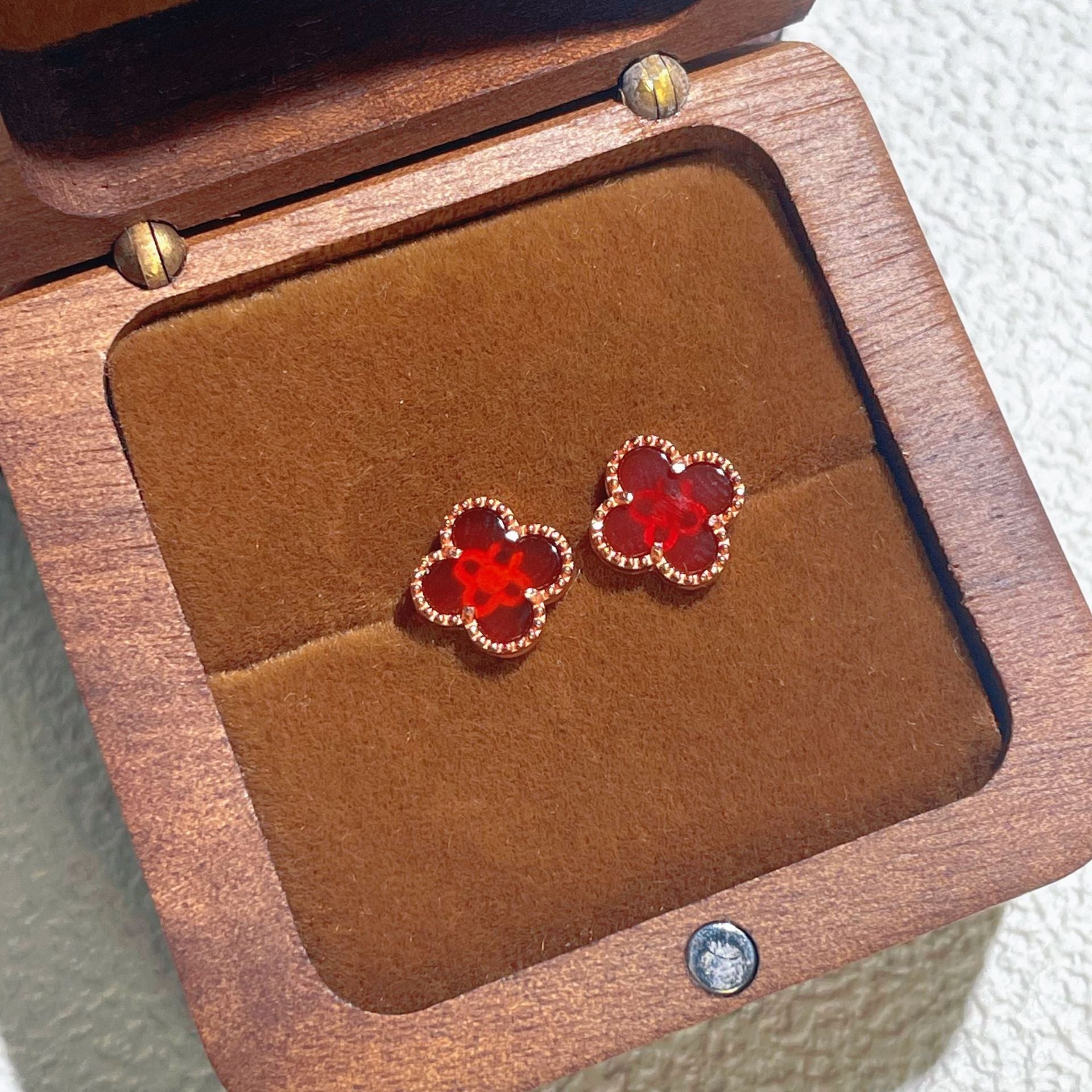 Damen Ohrstecker mit Blumenmotiv und funkelnden Zirkonia Shop Nory