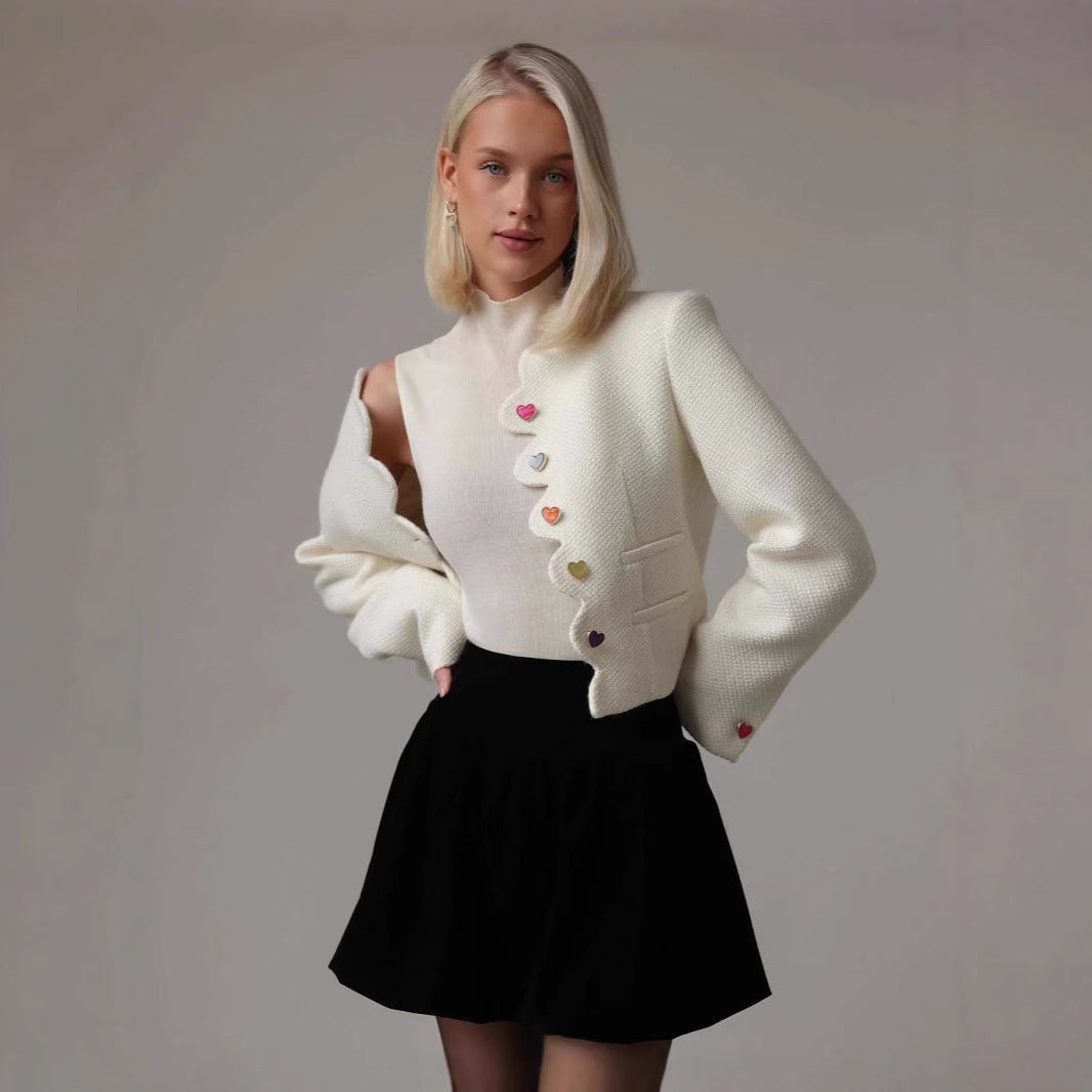 Damen Taillierter Bouclé-Kurzblazer mit geschwungener Knopfleiste und Herzknöpfen Shop Nory