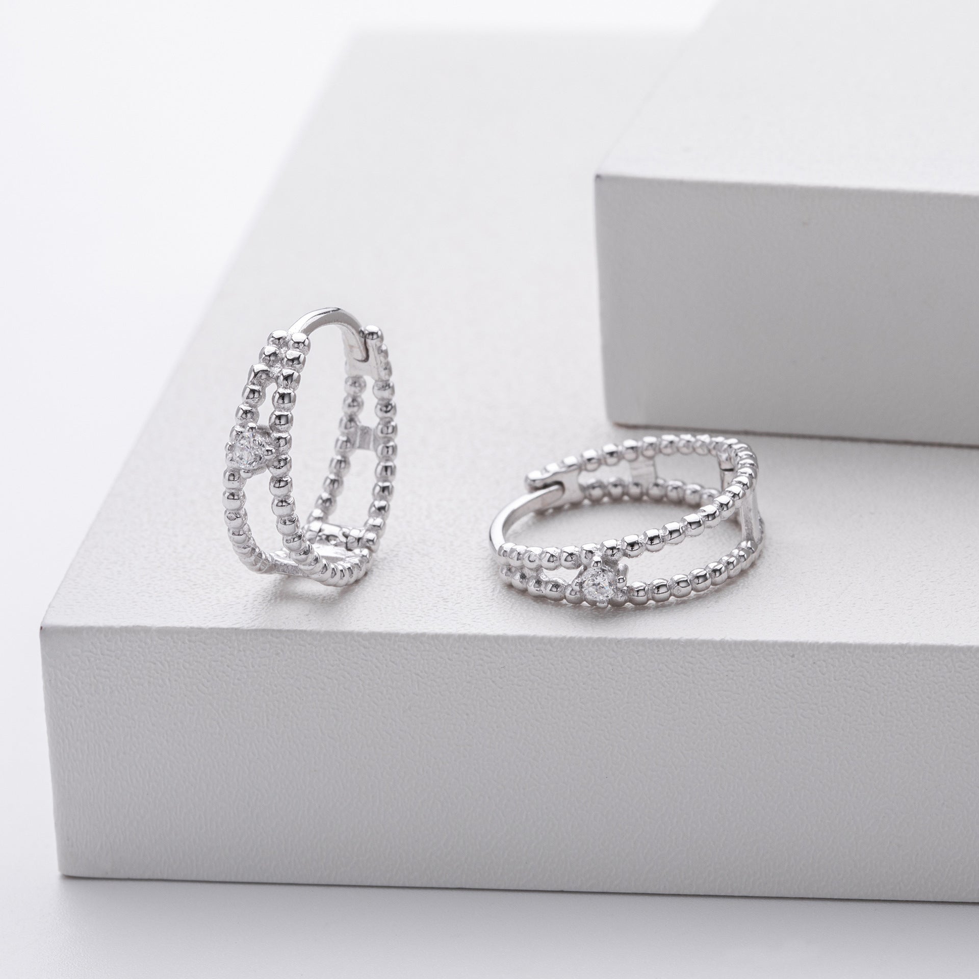 Damen Ohrstecker mit luxuriösem Zirkonbesatz und elegantem Design Shop Nory