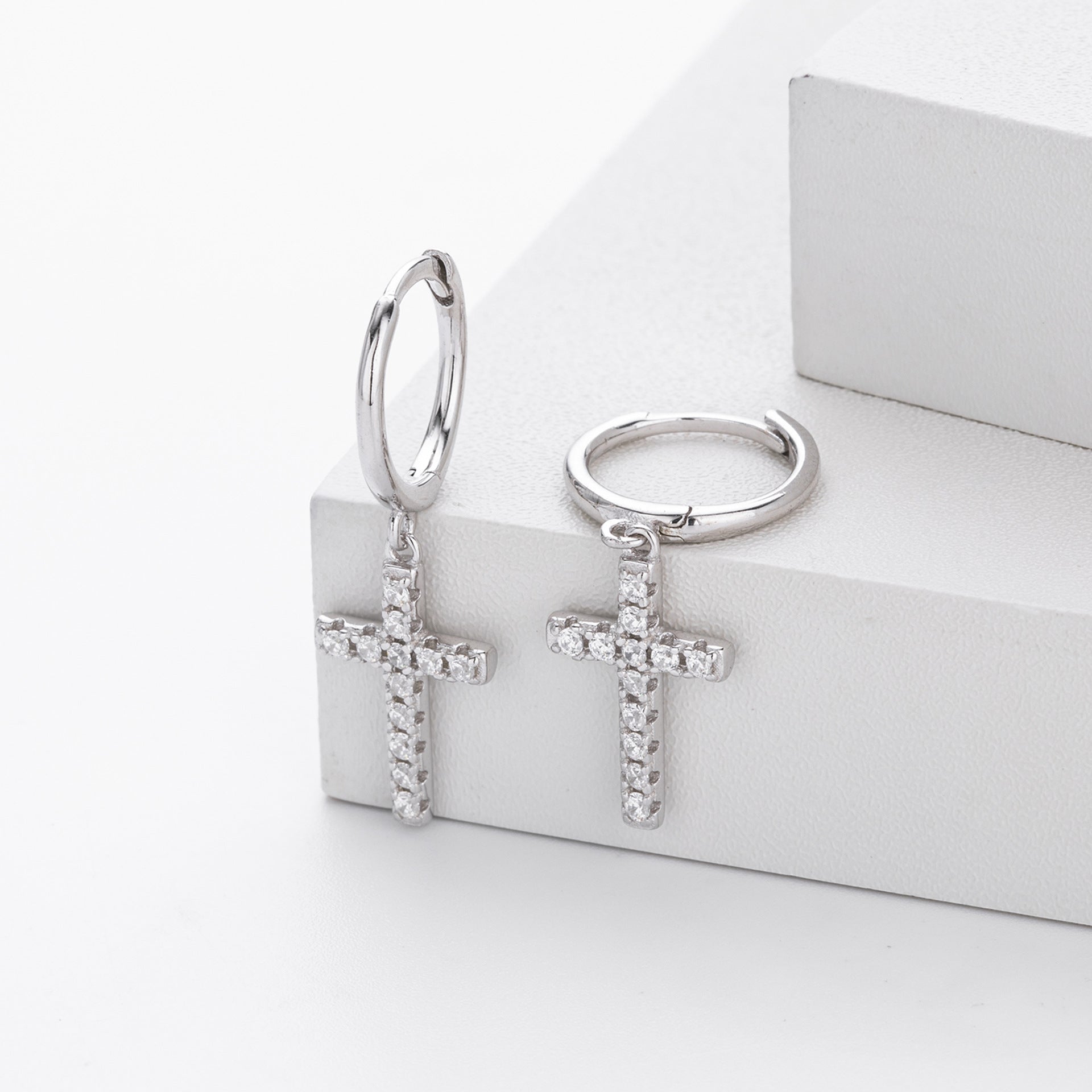 Damen Ohrringe mit Kreuz-Design aus 925 Sterling Silber und hochwertigem Zirkon Shop Nory
