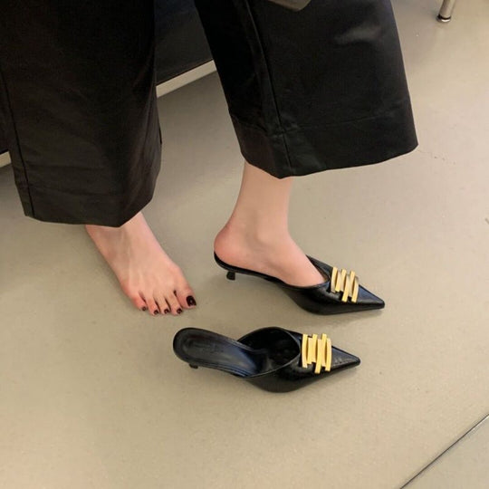 Damen Spitz zulaufende Lederoptik-Mules mit skulpturiertem Kitten‑Heel und goldener Wellenapplikation Shop Nory