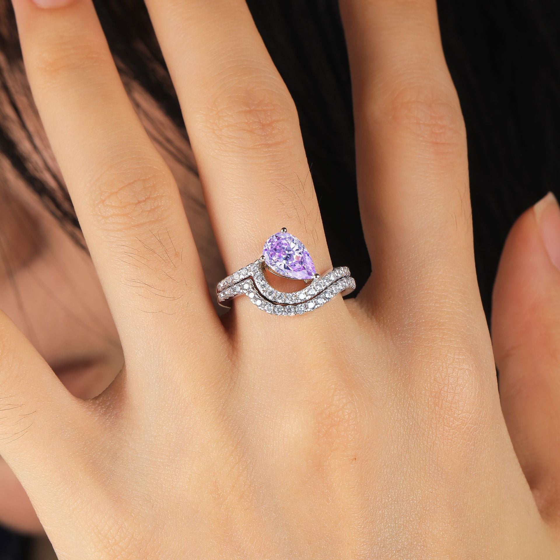 Damen Eleganter Ring mit tropfenförmigem Stein und funkelnden Zirkonia Shop Nory