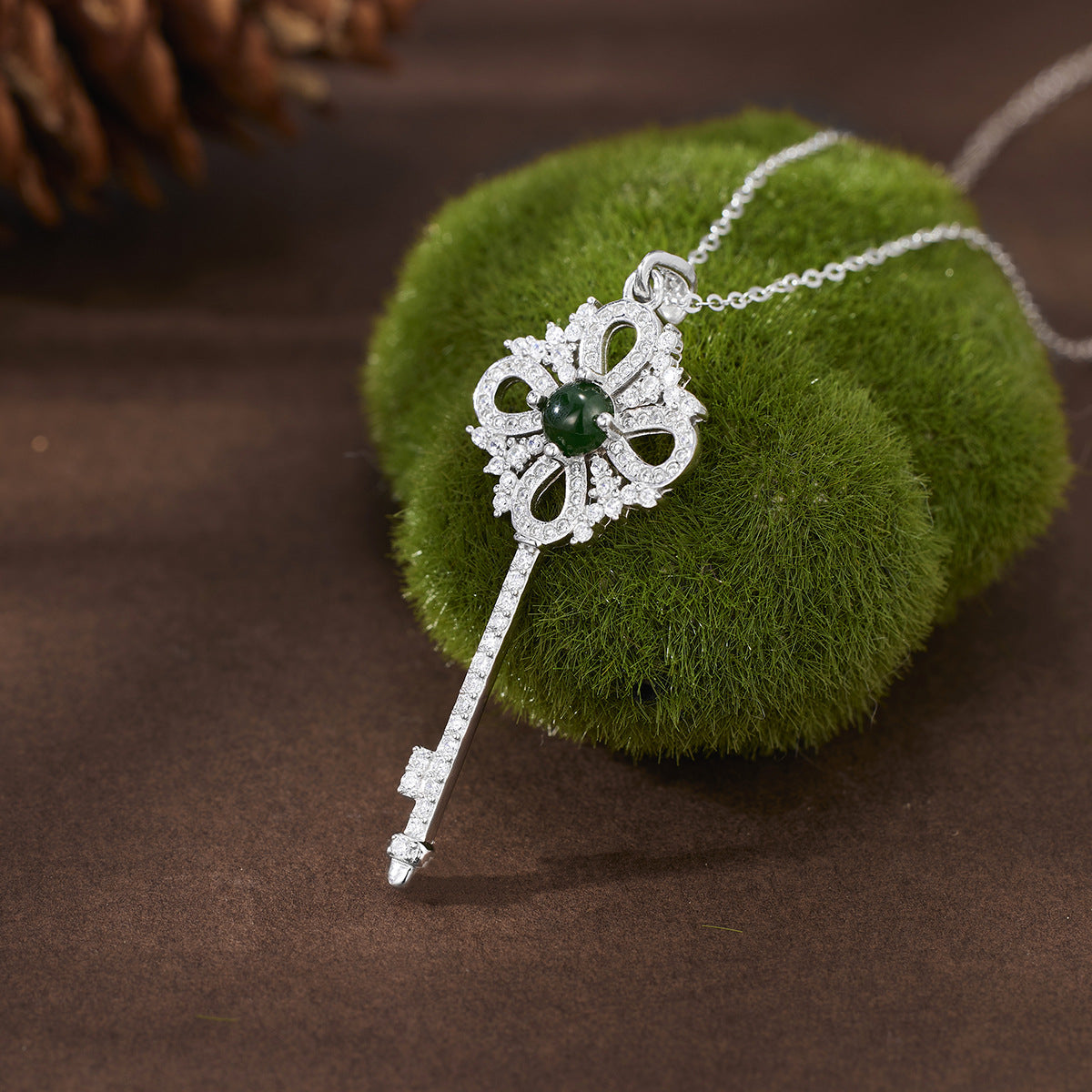 Damen Halskette mit kunstvollem Schlüssel-Anhänger und grünem Halbedelstein Shop Nory