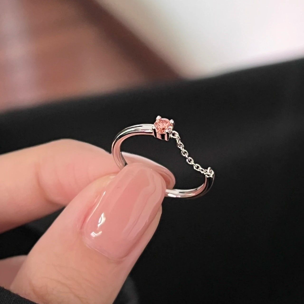 Damen Offener Ring mit funkelndem Stein und Kettenakzent Shop Nory