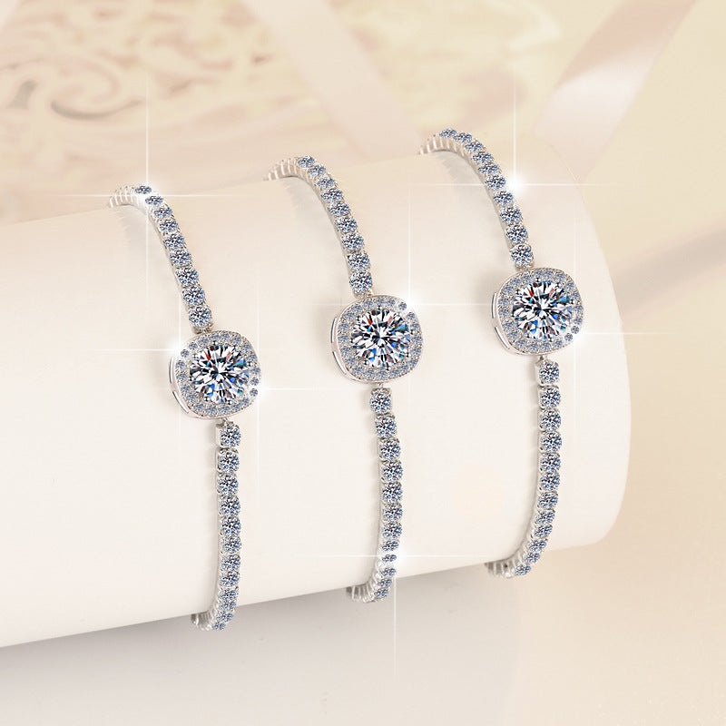 Damenarmband mit funkelndem Hauptstein und feiner Zirkonia-Verzierung Shop Nory