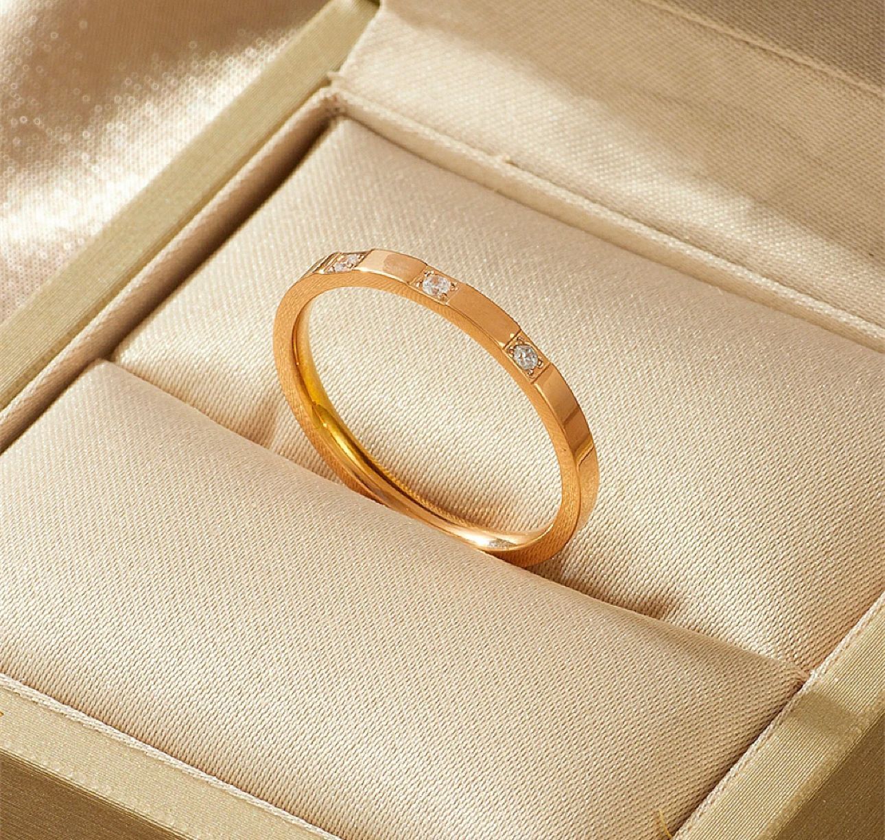 Damen Gold Strukturierter Bandring mit Funkelnden Akzenten Shop Nory